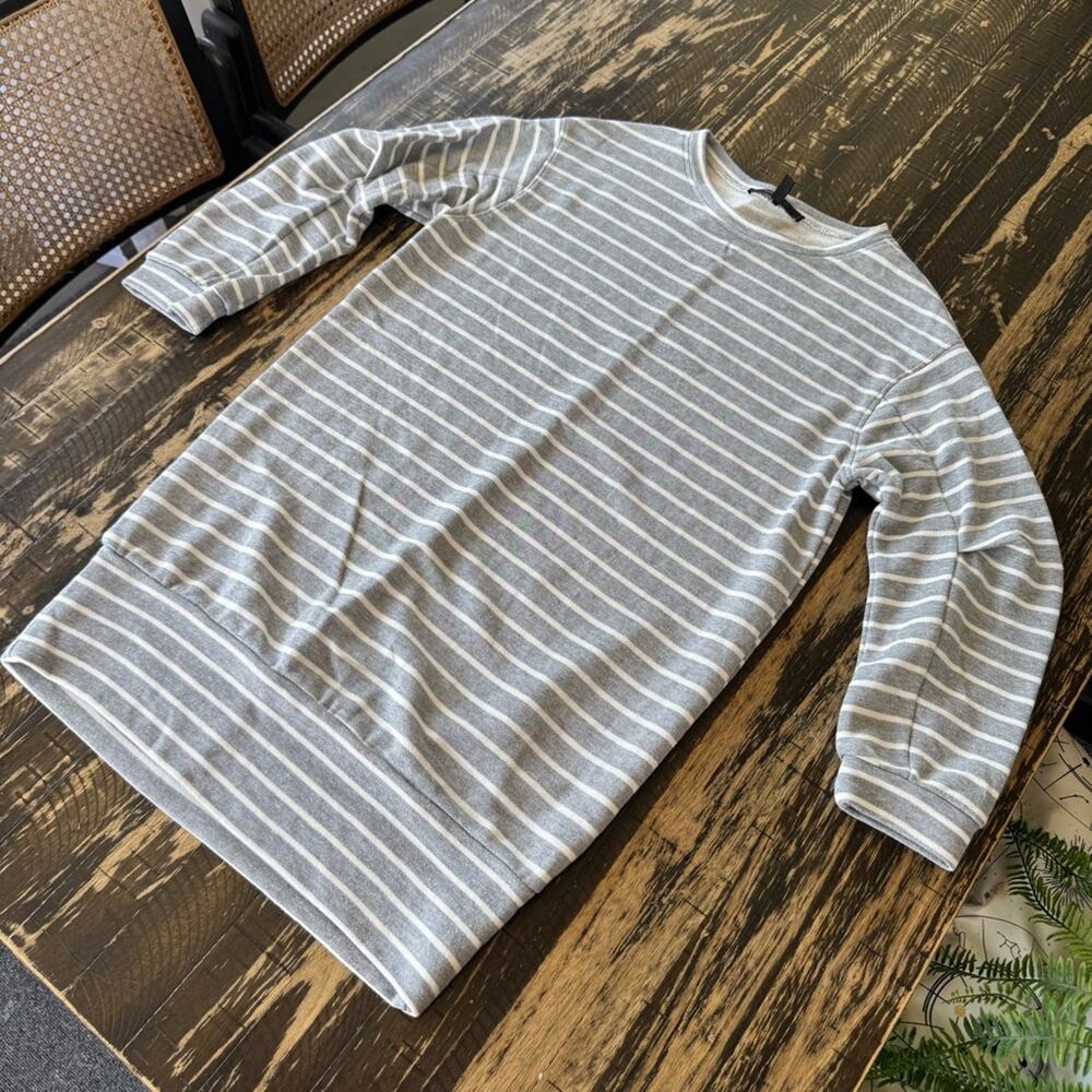 BCBG MAXAZRIA - Grey & White Striped Sweatshirt Dress Top – MEDIUM 💫